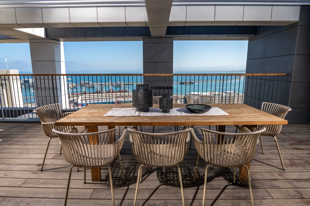 פינת אוכל במרפסת | Balcony Dining Area